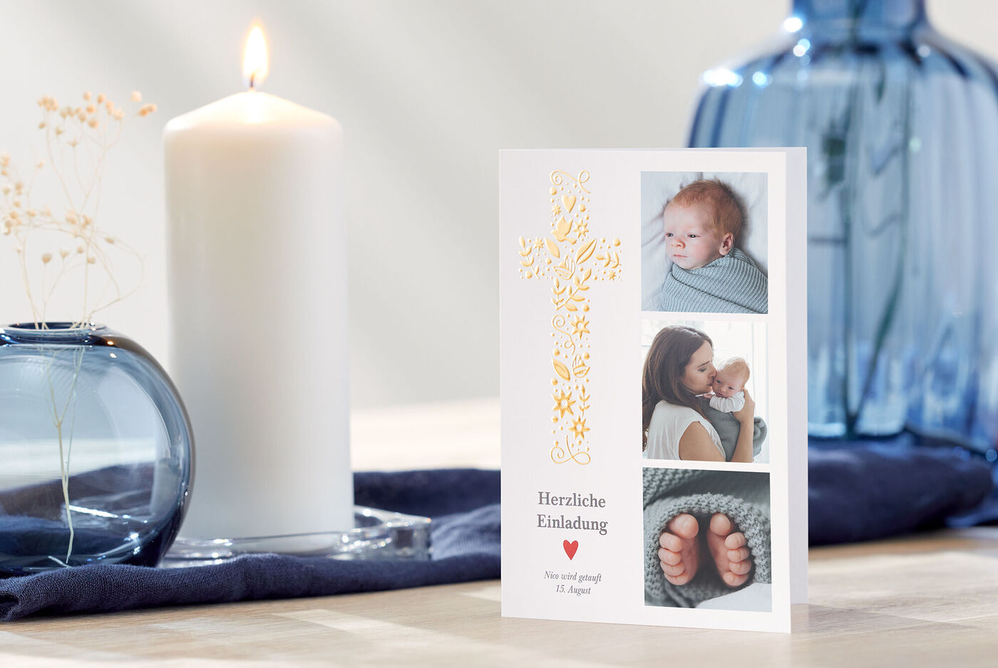 Einladungsgrußkarte mit vier Bildern von Babys, umgeben von liebevollen Details.
