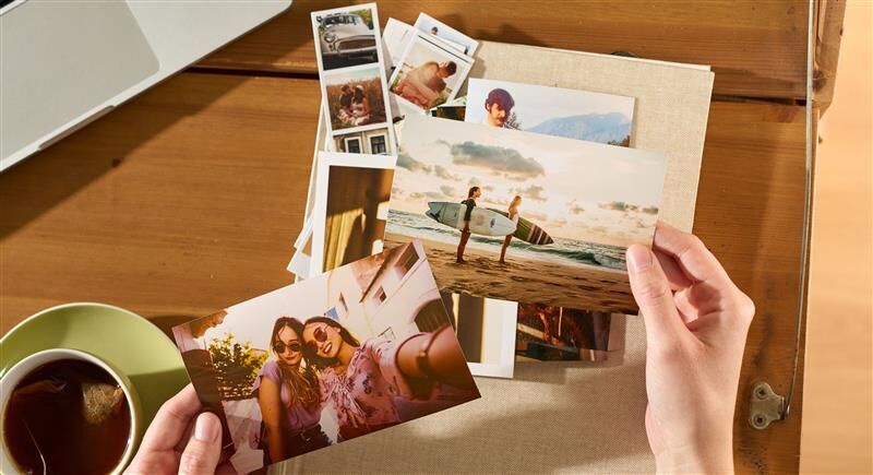 Das Bild ist in der Perspektive des Betrachters geschossen. Es zeigt Little Prints, Retro Prints und Sofortfotos