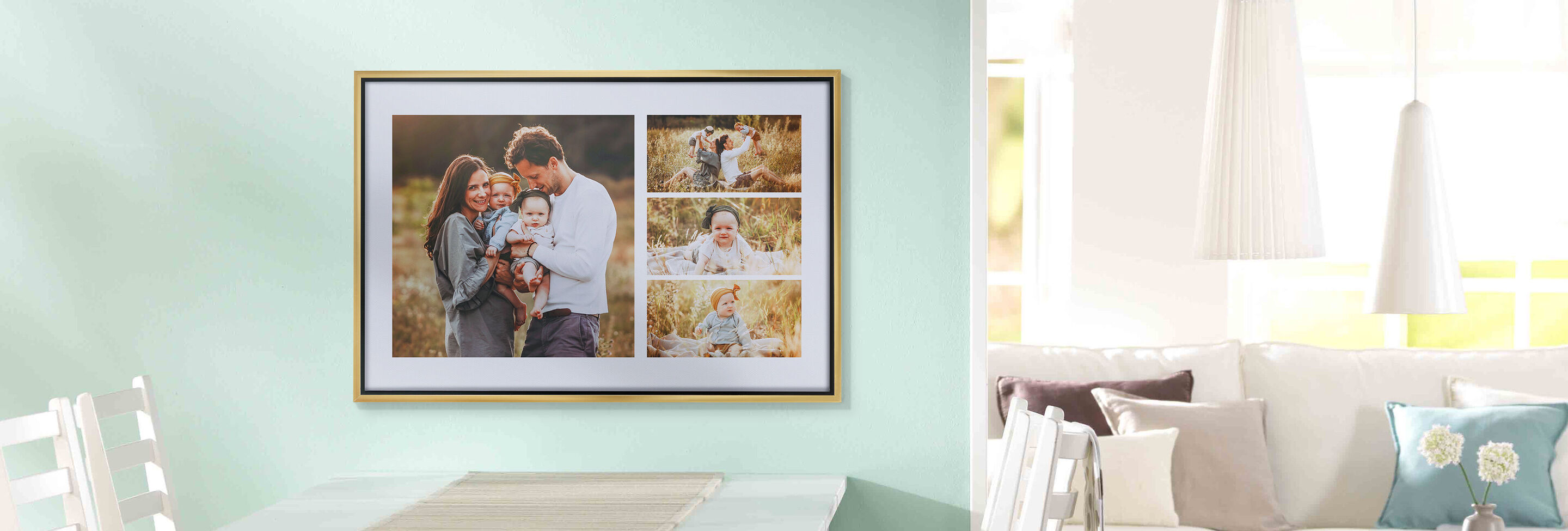 Familie posiert liebevoll vor einem gerahmten Erinnerungsbild im Wohnzimmer