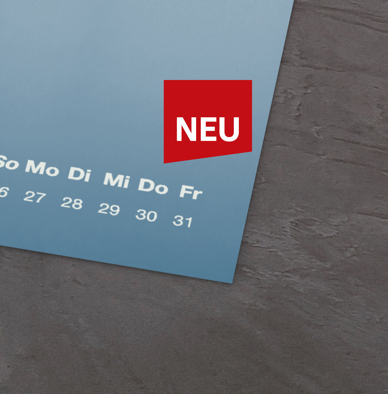 Kalenderblatt mit blauer Hintergrundfarbe und dem Text "für Neuanfang". In der Ecke ist ein rote ''NEU''-Box sichtbar.