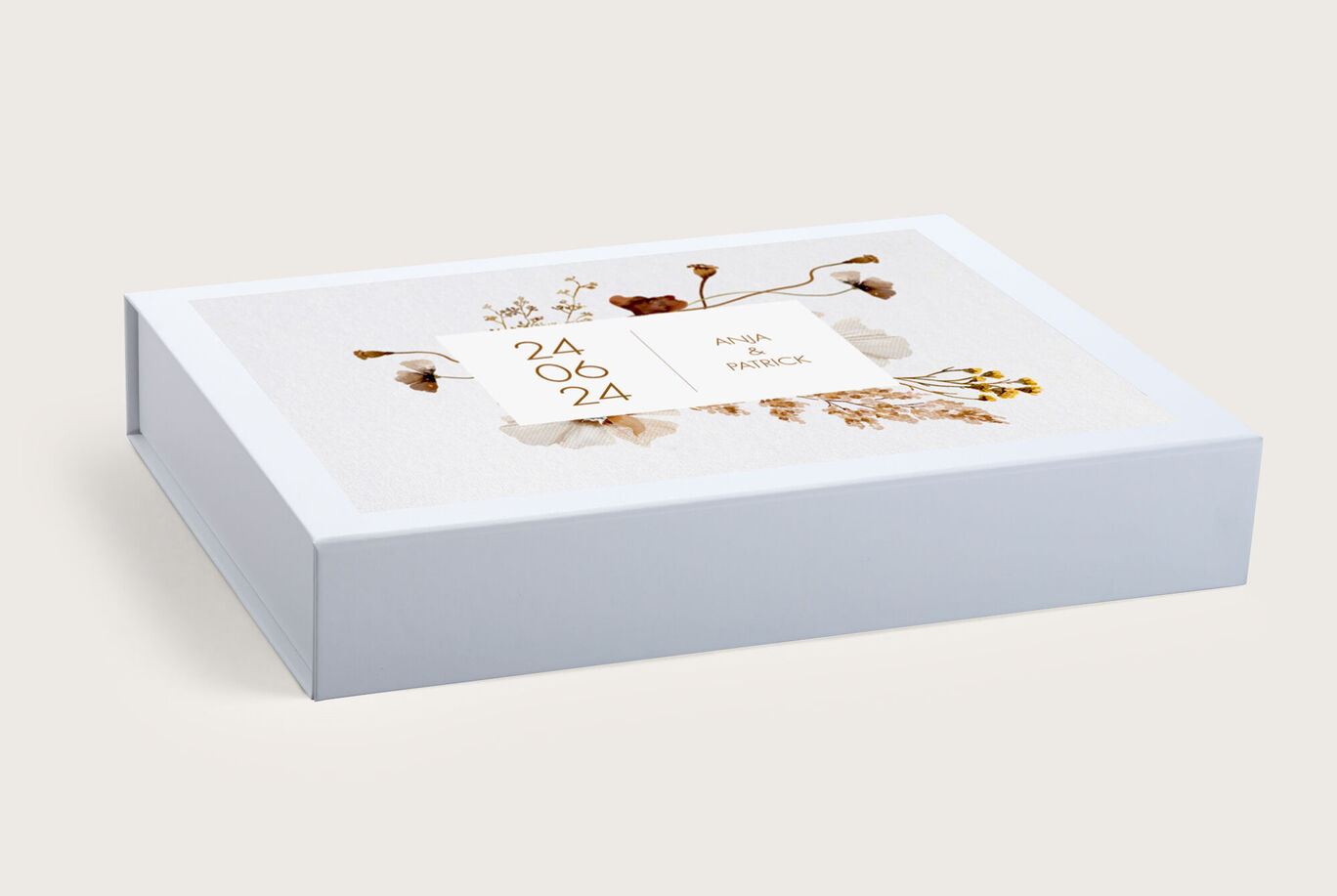 Elegante, personalisierte Geschenkbox mit floralen Motiven und einem Datum.