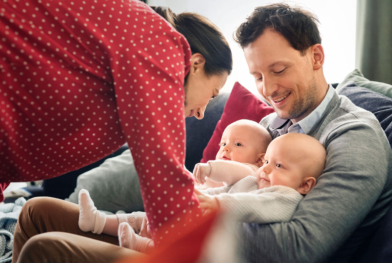 Eine liebevolle Familie genießt gemeinsame Zeit, während ein Baby gehalten wird