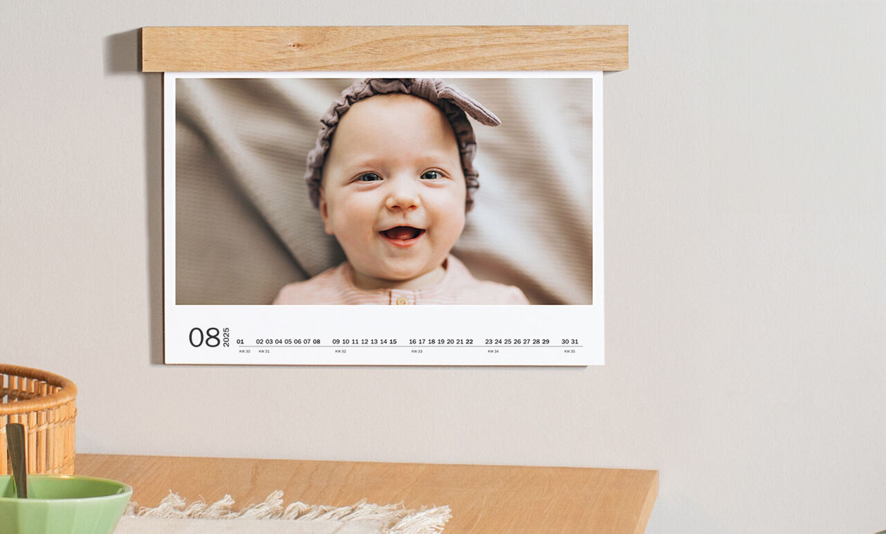 Der Kalender zeigt den Monat August mit einem sanften Design und einem liebevollen Motiv.