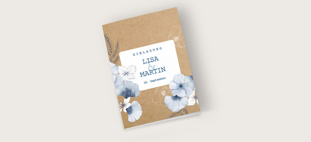 Ein elegantes CEWE Fotobuch mit dem Titel "Einladung LISA & MARTIN" und einem floralem Design in Blau und Weiß.