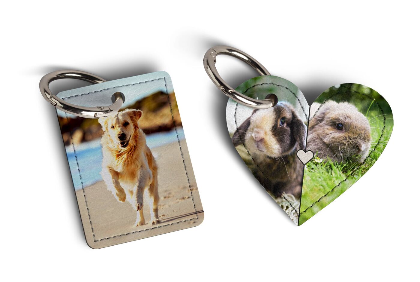 Zwei Foto-Schlüsselanhänger: links rechteckig mit einem Hund am Strand, rechts herzförmig mit zwei Kaninchen im Gras.