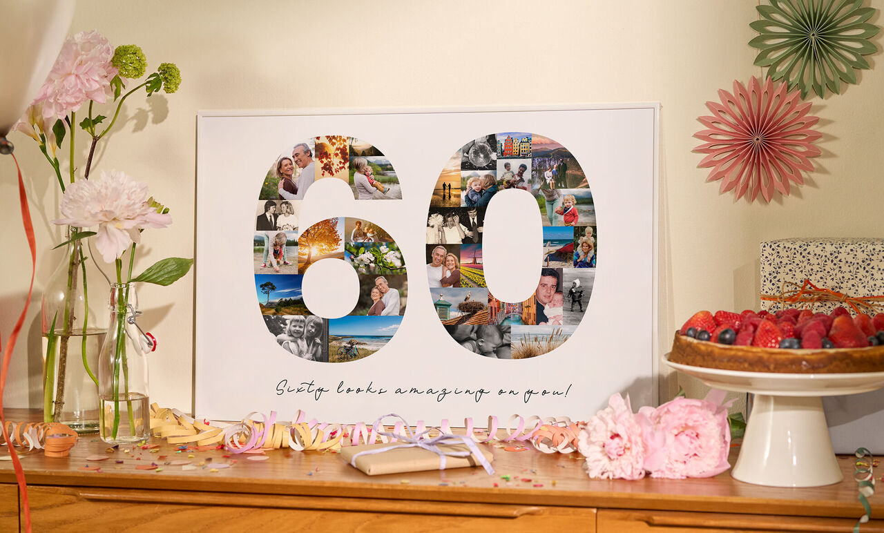 CEWE Poster mit Collage in Form der Zahl 60 auf Geburtstagstisch mit Kuchen, Blumen und Deko