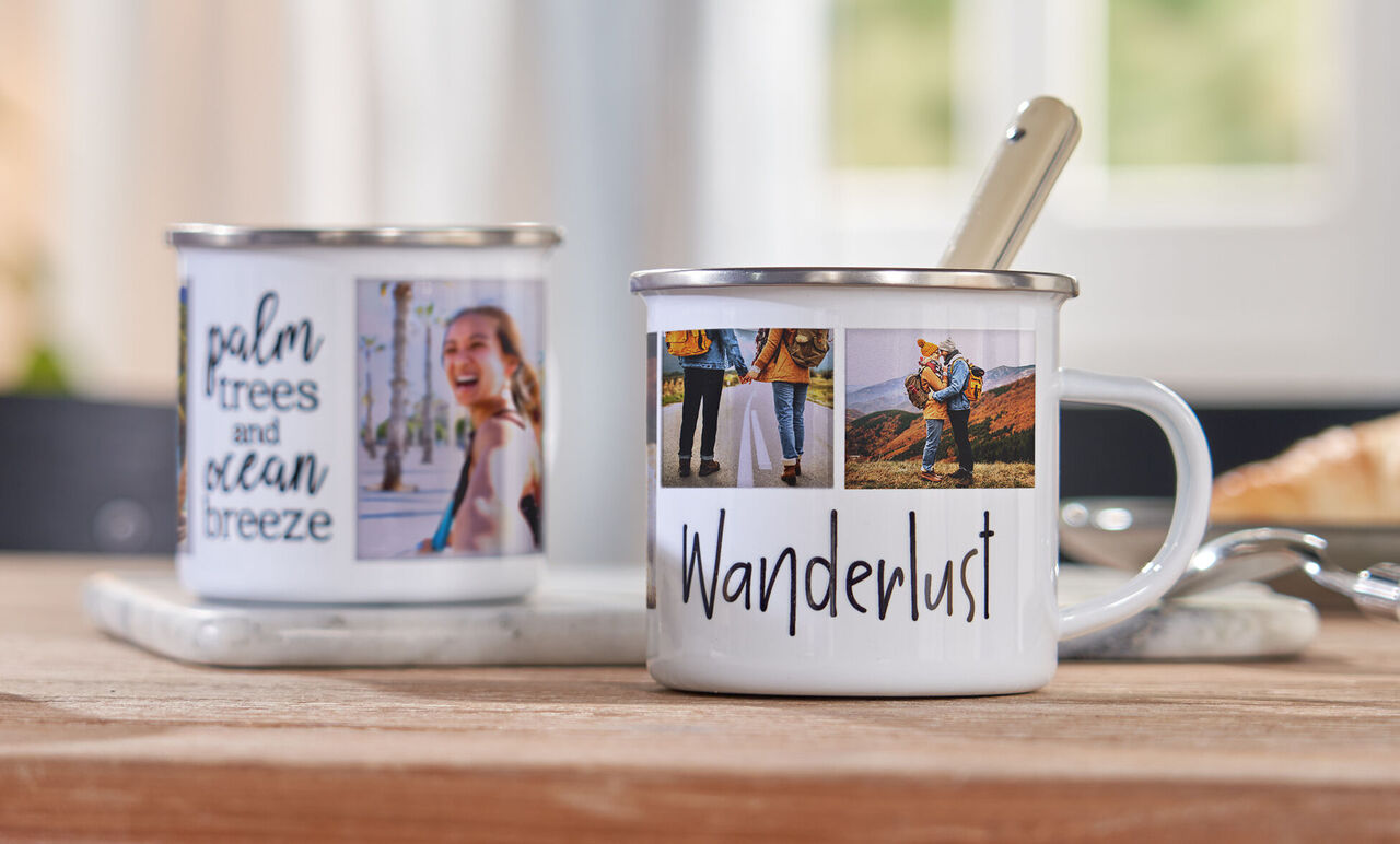 Tasse mit dem Wort 'Wanderlust' und Bildern von Reisemomenten