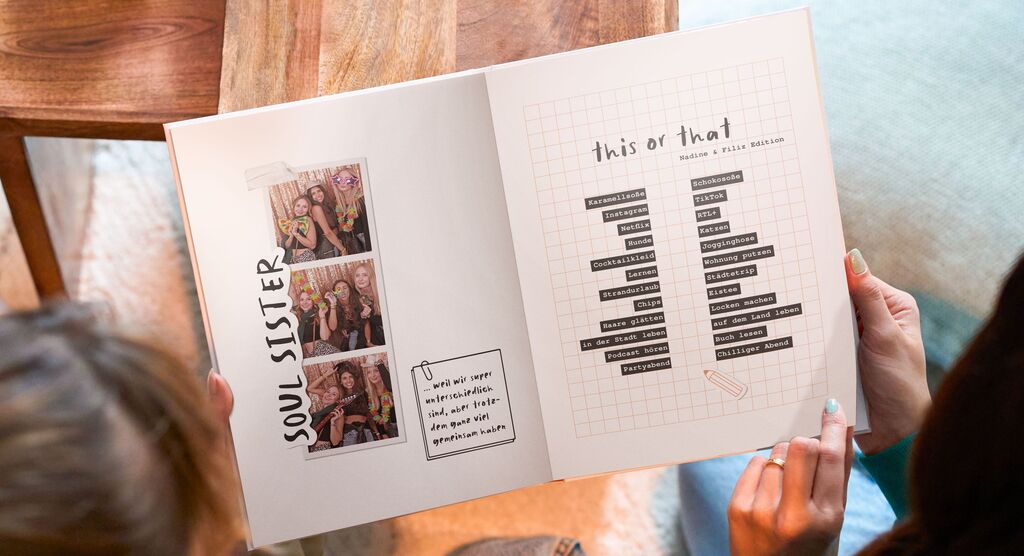 Zwei Personen blättern in einem CEWE Fotobuch mit Erinnerungen.