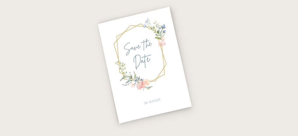Eine liebevoll gestaltete Save-the-Date-Karte mit floralen Elementen und einem goldenen Rahmen.