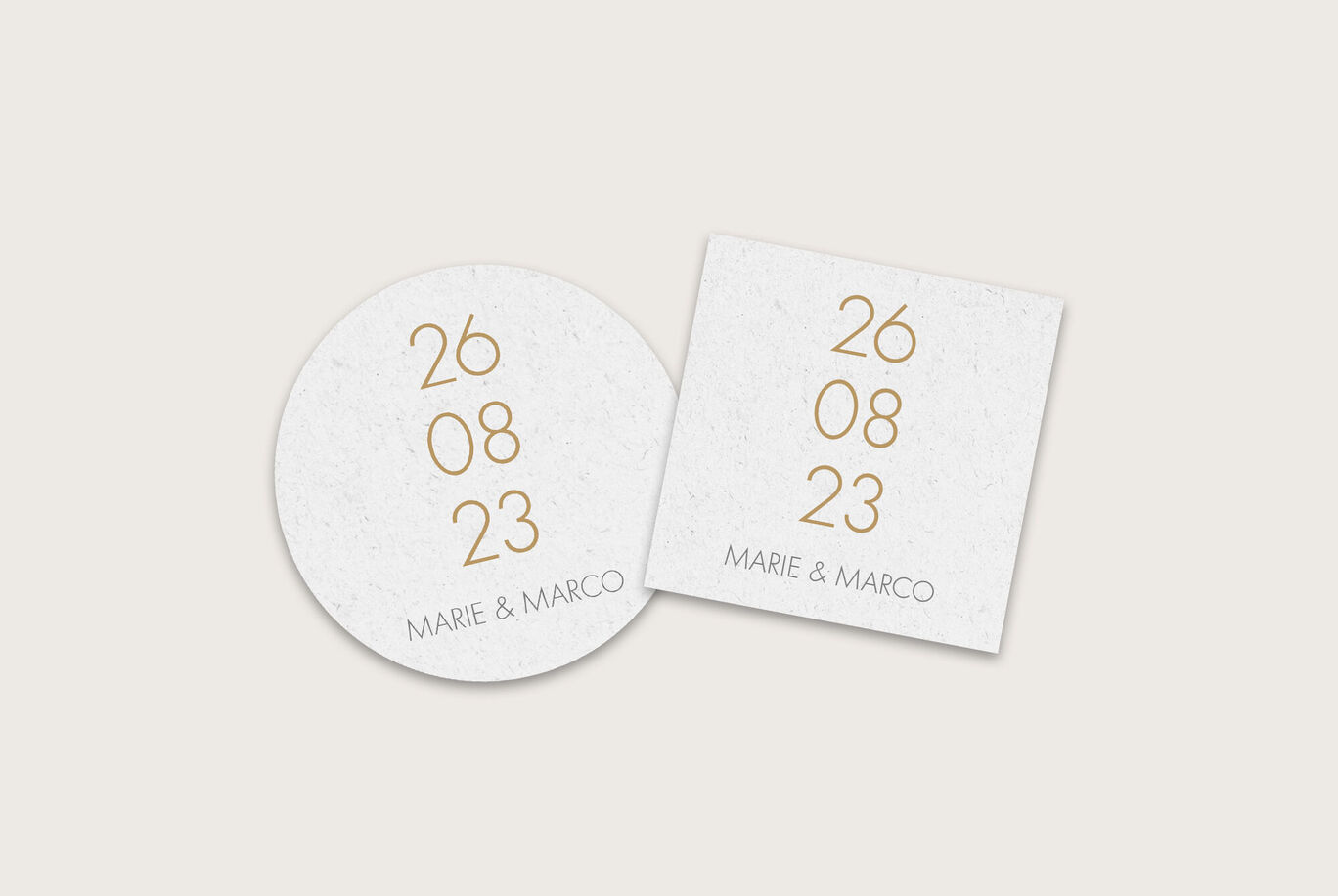 Zwei personalisierte Hochzeitseinladungen in einem modernen Design mit dem Datum 26.08.23 und den Namen Marie und Marco