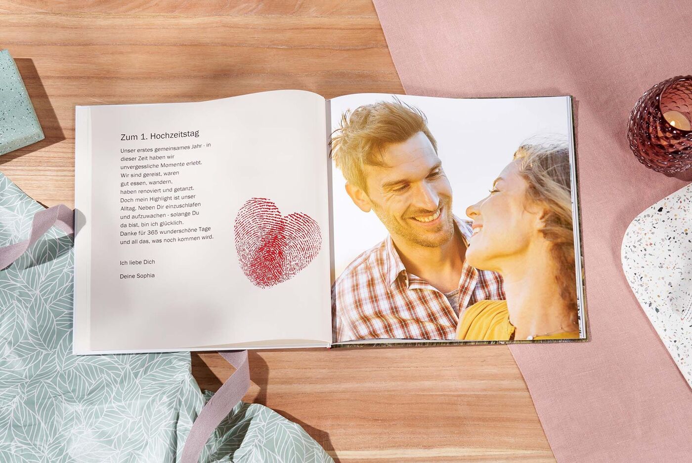 Eine geöffnete Seite eines CEWE FOTOBUCHS mit liebevoll gestalteten Erinnerungen und einer herzlichen Botschaft zur Hochzeit.