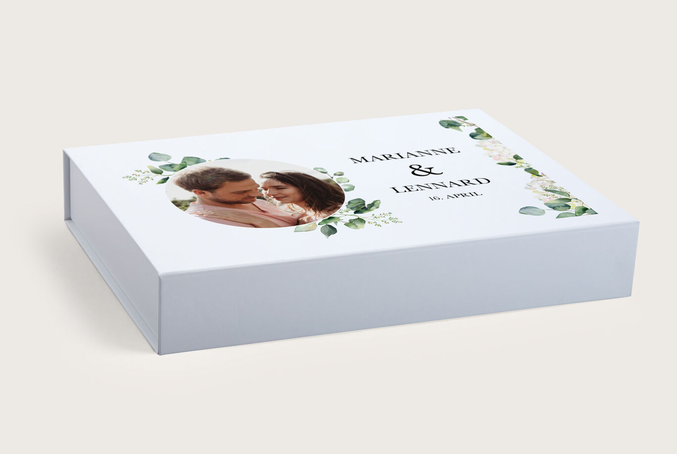 Ein wunderschönes CEWE Fotobuch mit einem romantischen Paar, umgeben von grünen Blättern und Blumen. Ein persönliches Geschenk mit Liebe gestaltet.