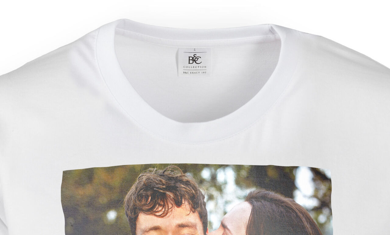 T-Shirt mit einem liebevollen Foto von zwei Personen in der Natur