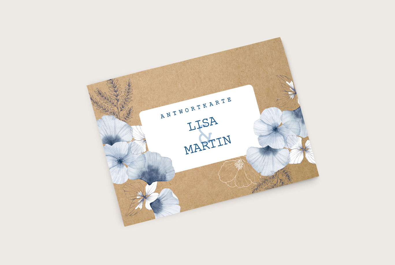 Antwortkarte mit floralen Mustern in Blau und einem Feld für Namen