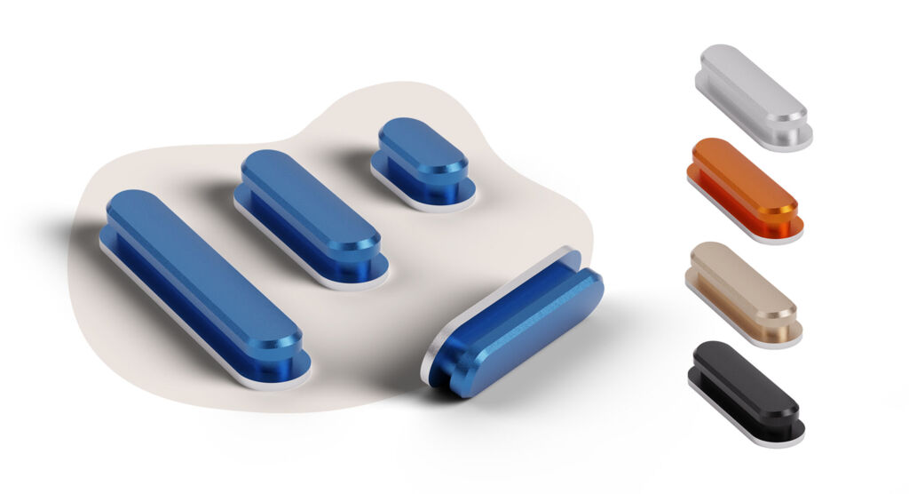 Vier blaue Aluminium Buttons liegen nebeneinander. Unterhalb sind 5 Farbvarianten abgebildet