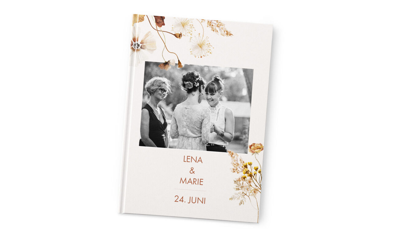Ein wunderschönes Hochzeitsalbum mit Namen und Datum.