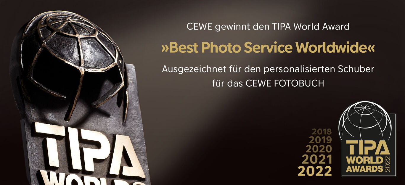 Trophäe des TIPA World Award für den besten Fotoservice weltweit, ausgezeichnet für den personalisierten Schuber des CEWE FOTOBUCH