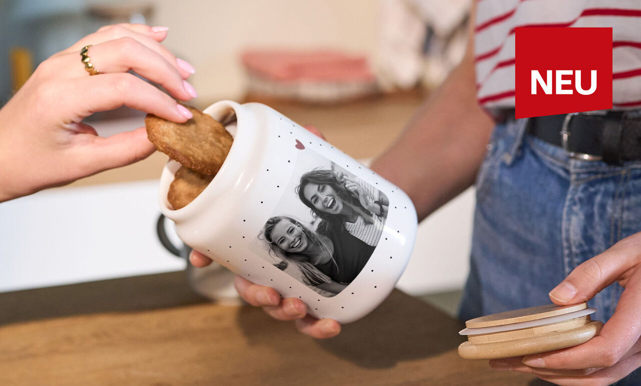 Zwei Personen genießen Gebäck aus einer persönlichen Keramik-Keksdose mit Foto und Herz
