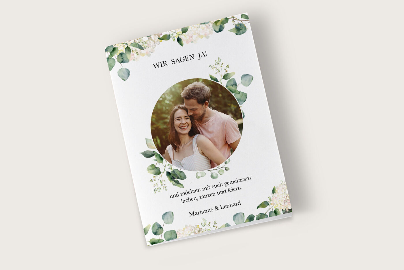 Ein romantisches Grußkarten-Design mit floralen Elementen und einem Hochzeitszitat.