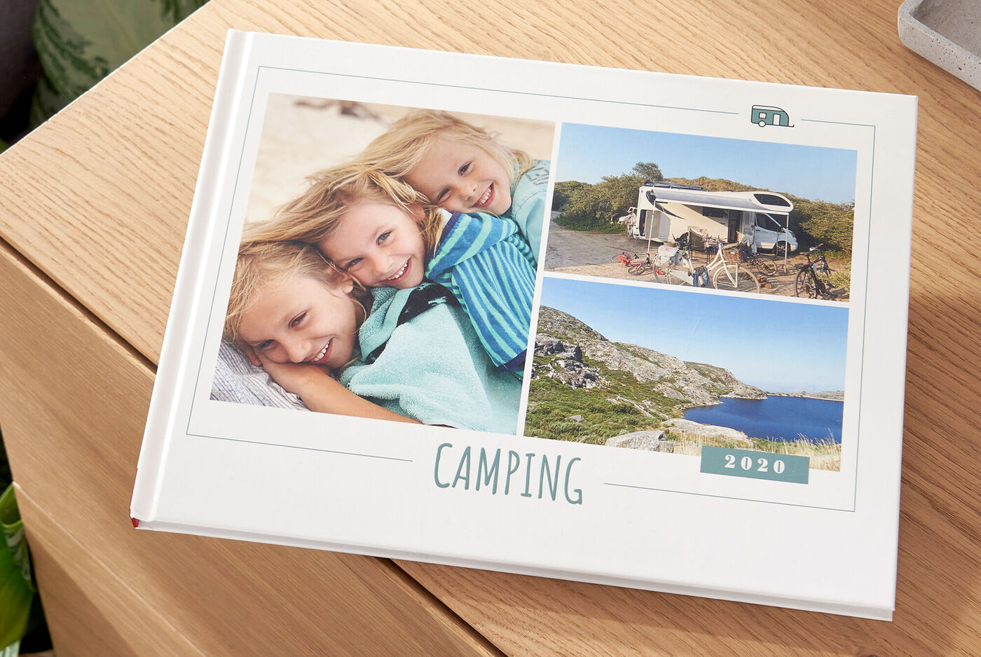Fröhliches Kinderlächeln auf einem Campingbuch mit Urlaubsbildern