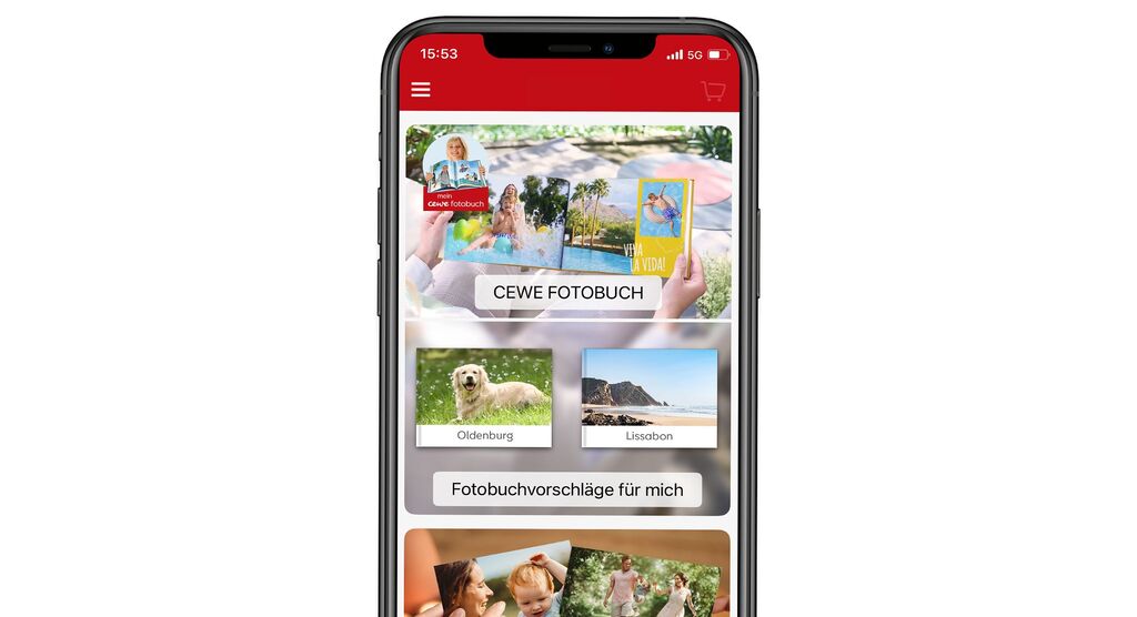 Smartphone-Bildschirm zeigt die CEWE FOTOBUCH App mit verschiedenen Fotobuch-Vorlagen und inspirierenden Bildern