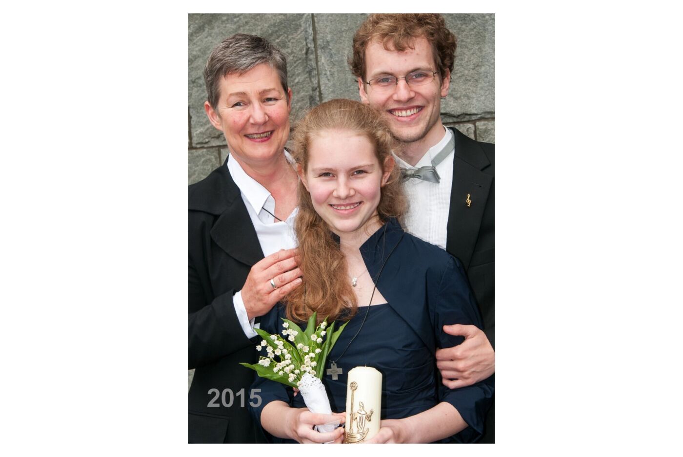 Fotokalender, drei Personen, Kerze und Blumen