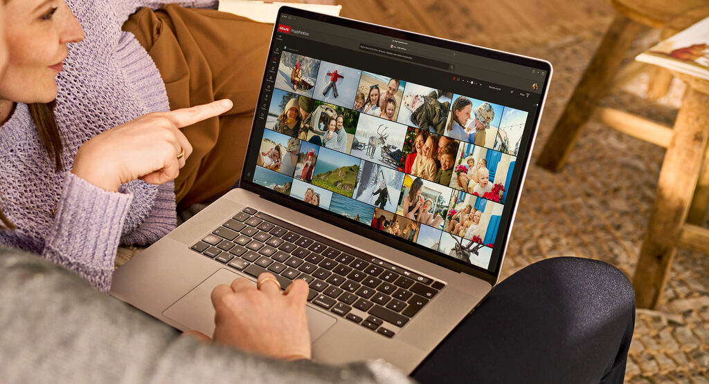 Eine Person betrachtet Erinnerungsbilder auf einem Laptop.