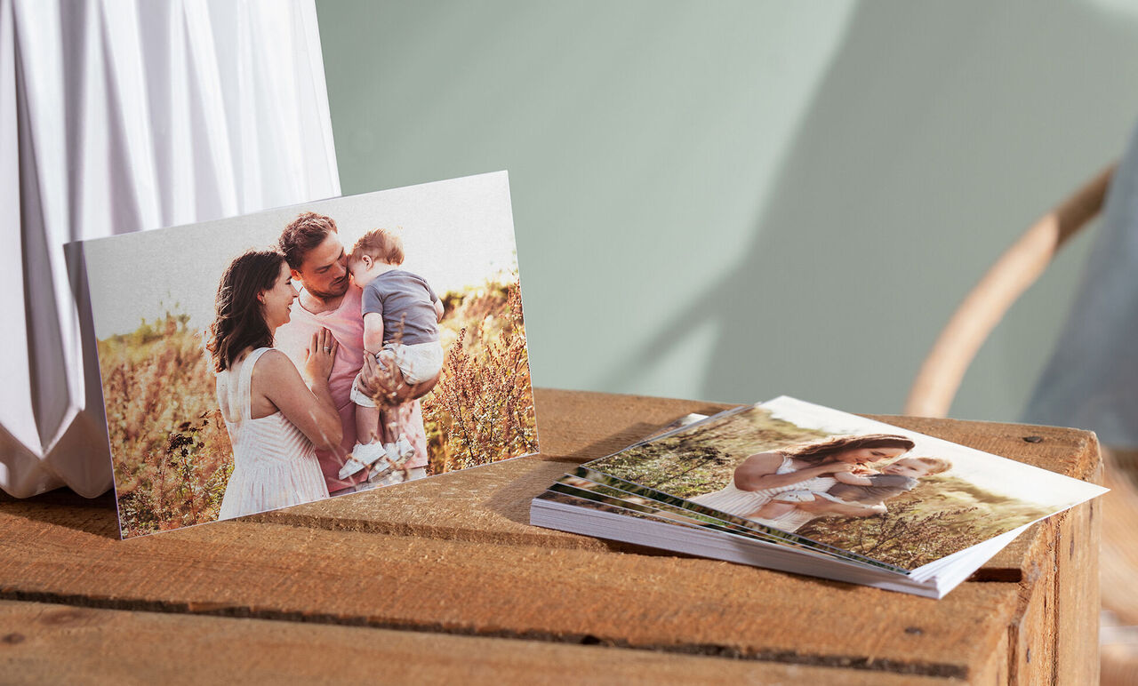 Familie posiert glücklich im Freien mit Fotos von Momenten in der Natur