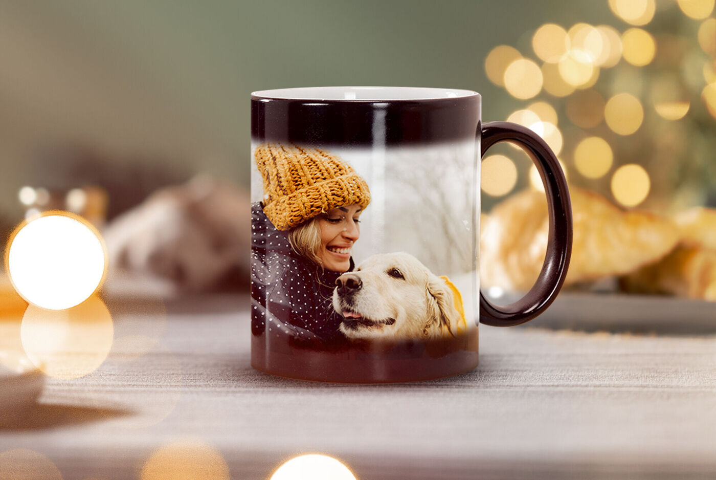 Tasse mit Foto von einem Hund und Menschen in Winterkleidung