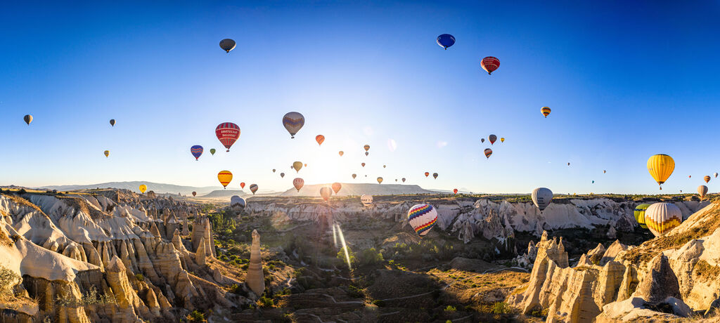 Luftballons schweben über atemberaubender Landschaft im Morgenlicht