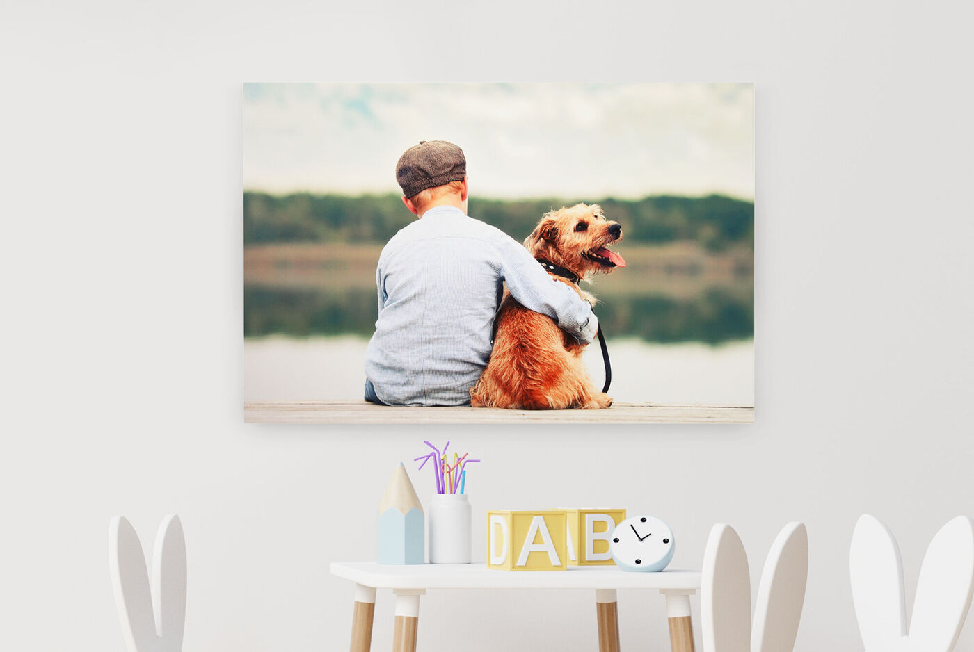Ein Junge, der einen Hund umarmt, sitzt am Ufer eines Gewässers, umgeben von einer liebevollen Atmosphäre.