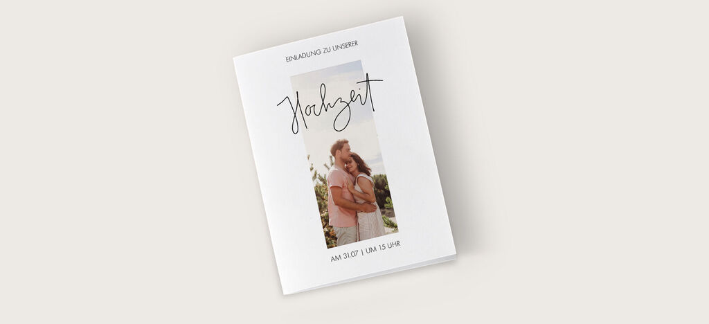 Ein liebevoll gestaltetes Hochzeitsinvitation mit einem romantischen Paar im Vordergrund, umgeben von einer sanften Naturkulisse und dem Schriftzug „Hochzeit“.