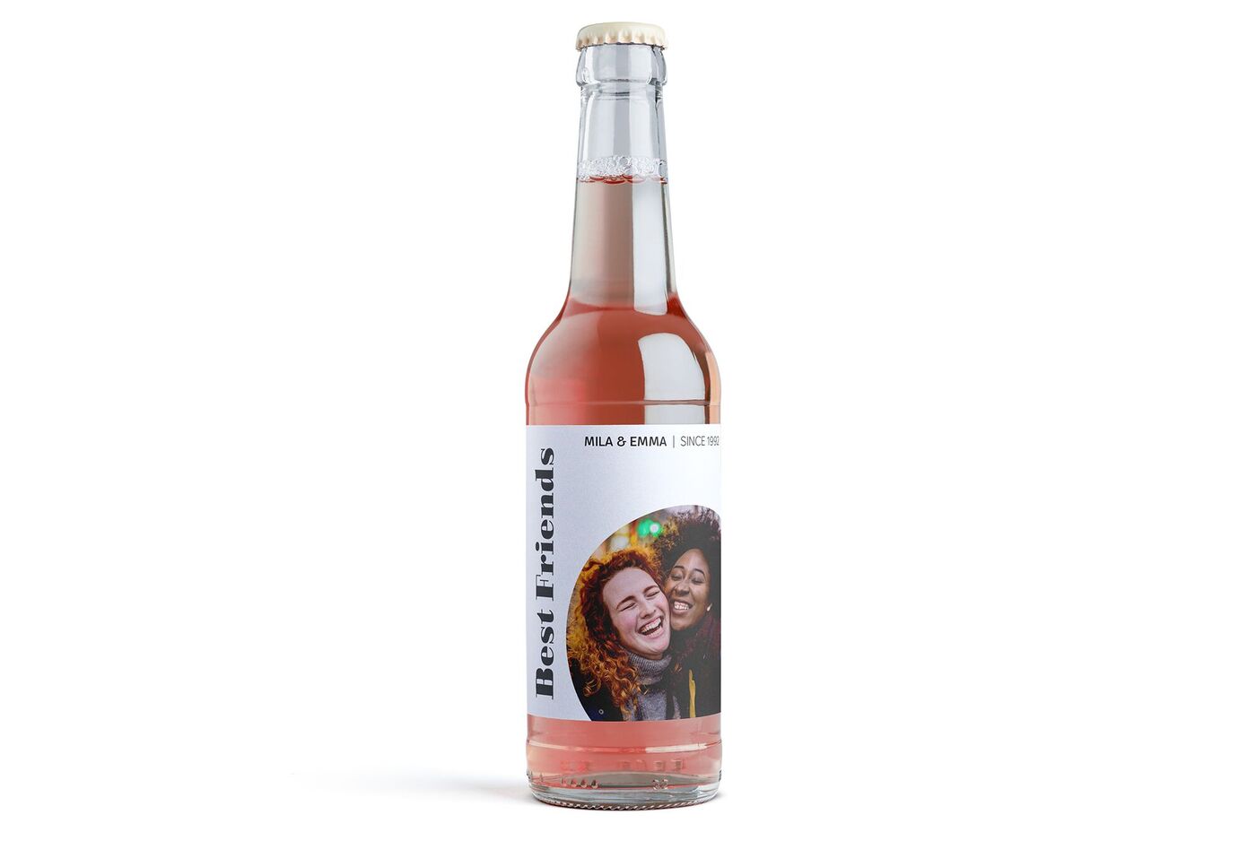 Flasche mit pinkem Getränk, Etikett zeigt "Best Friends" und ein fröhliches Motiv.