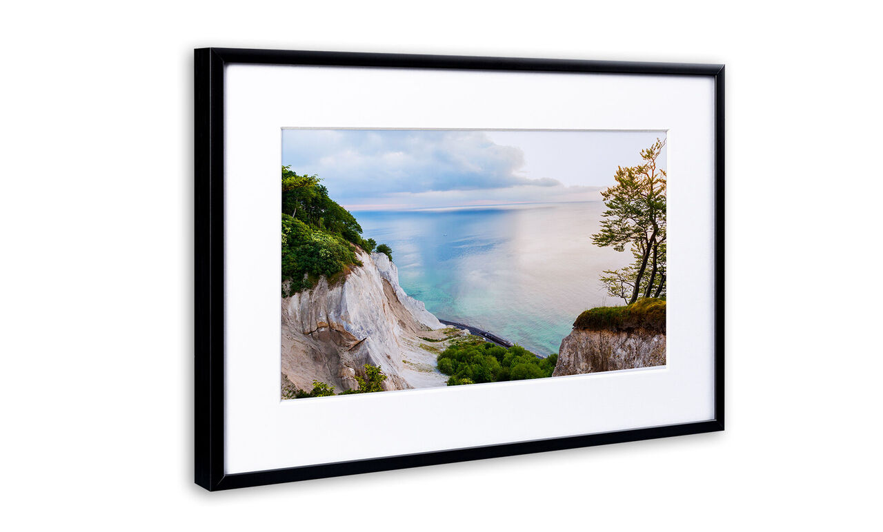 Schöne Landschaft mit Klippen und Wasser im Hintergrund