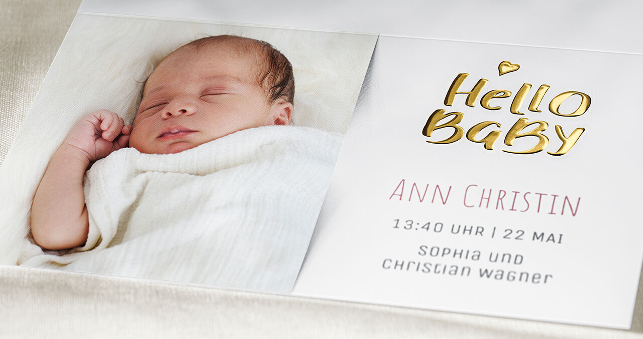 Eine geboostete Geburtstagskarte für ein Baby mit goldenen Schriftzügen