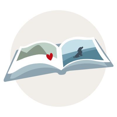 Offenes CEWE Fotobuch mit geliebtem Herzmotiv und Berglandschaft