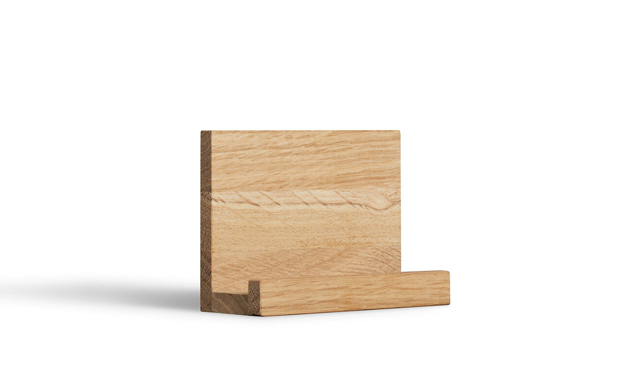 Ein schlichter, eleganter Holzständer aus Eiche, ideal für Fotos oder kleine Kunstwerke