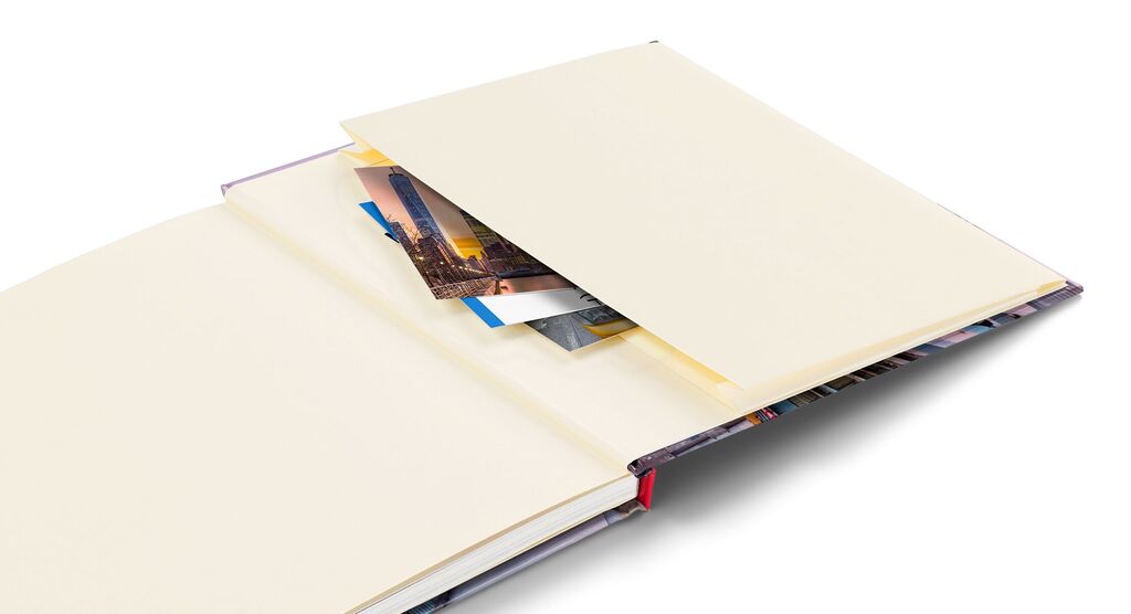 Leeres CEWE Fotobuch mit versteckten Bildern, bereit für persönliche Erinnerungen