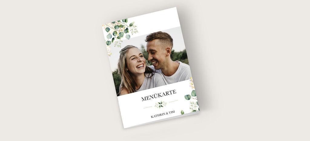 Elegante Menükarte mit floralen Elementen und Namen.