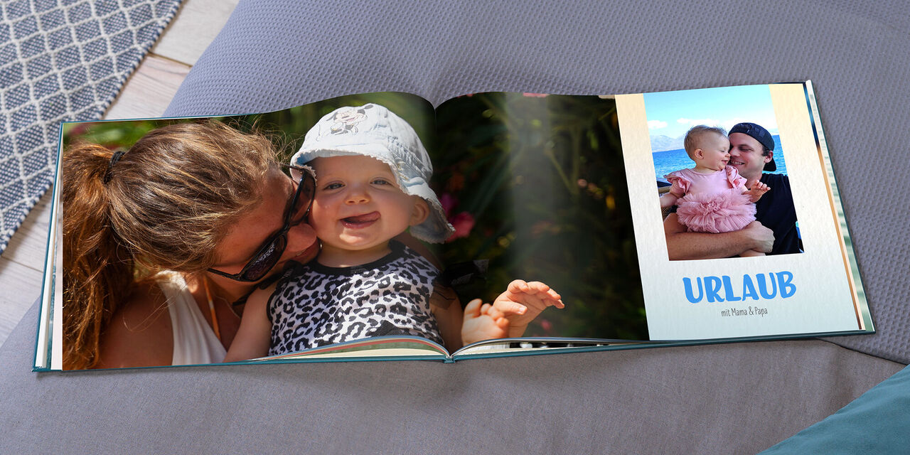 Eine liebevolle Mutter umarmt ihr Kind in einem CEWE FOTOBUCH, das Erinnerungen an ihren Urlaub festhält.