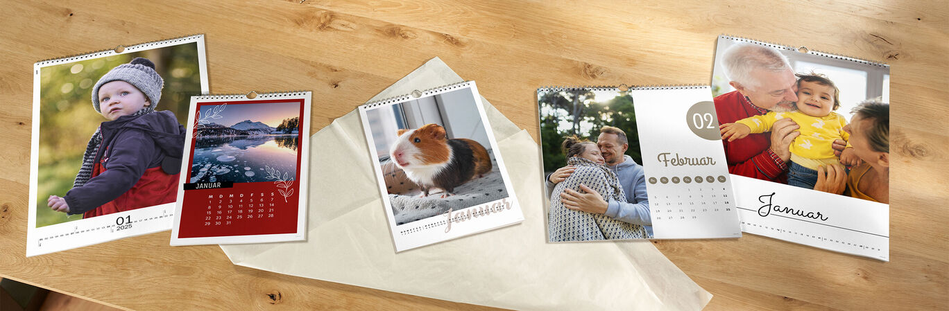 Fünf Fotokalender mit verschiedenen Motiven, darunter ein Kind im Winter, eine Landschaft, ein Meerschweinchen und Familienmomente