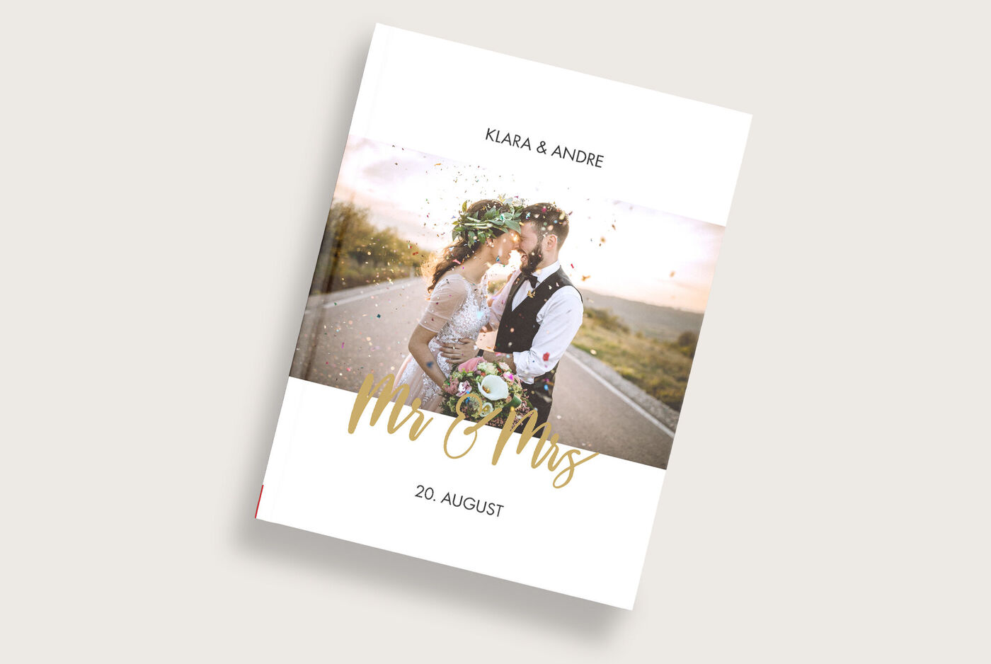 Ein glückliches Paar feiert ihre Hochzeit mit Konfetti auf einer Straße.