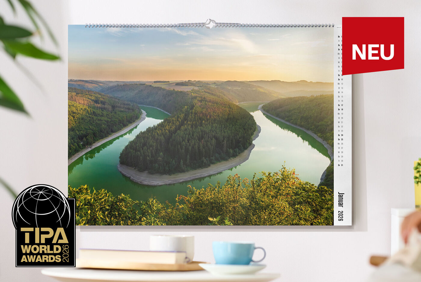 CEWE Fotokalender mit Landschaftsbild hängt an einer weißen Wand