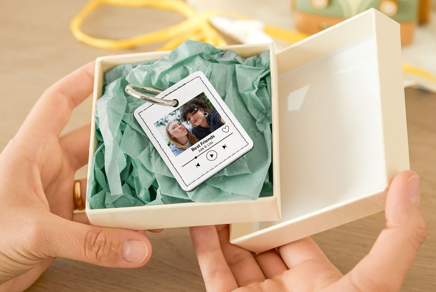 Ein liebevoll gestalteter Schlüsselanhänger mit Foto in einer Geschenkbox.