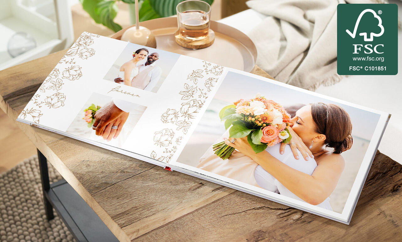 Offenes CEWE FOTOBUCH mit liebevollen Hochzeitsfotos und Brautstrauß