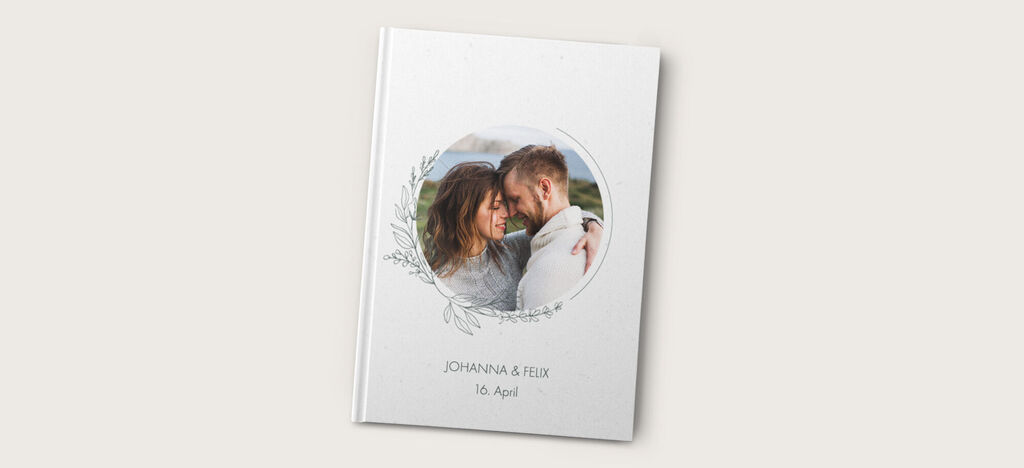 CEWE FOTOBUCH mit einem romantischen Coverdesign und einer Umschlaggestaltung, die einen schönen Moment zeigt