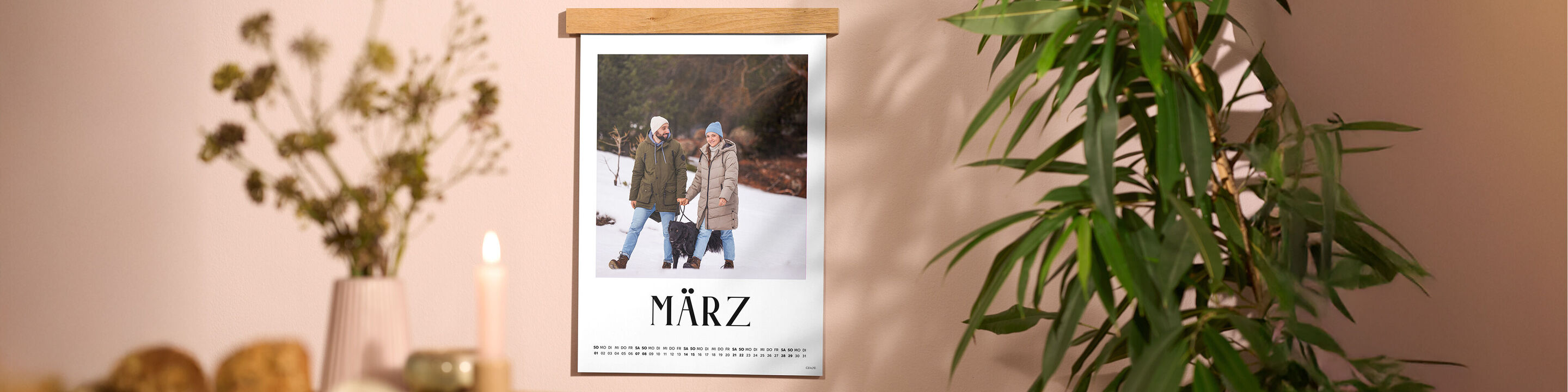 Ein CEWE Fotokalender Fineline zeigt zwei Menschen, die im winterlichen Schnee fröhlich nebeneinander gehen.