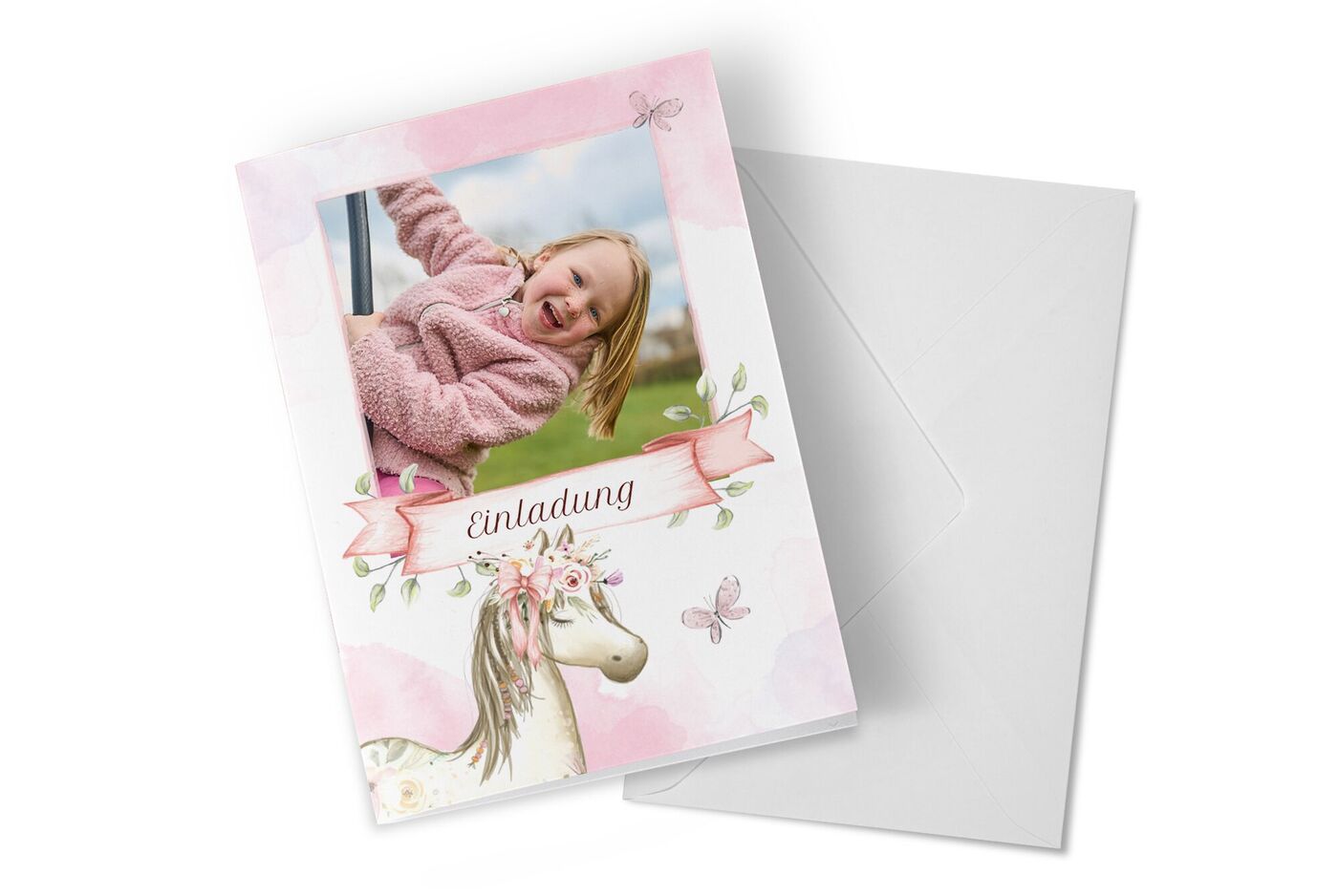 Einladungsdesign mit einem Pferd und Blumen.