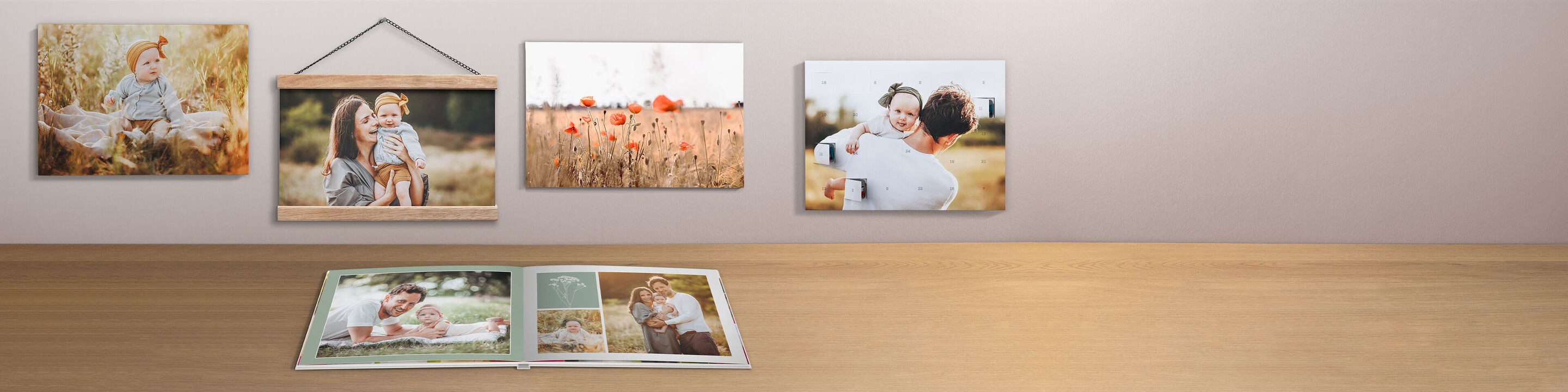 Schöne Bilder von glücklichen Momenten in einem warmen Raum, mit einem besonderen Fotobuch auf einem Holztisch
