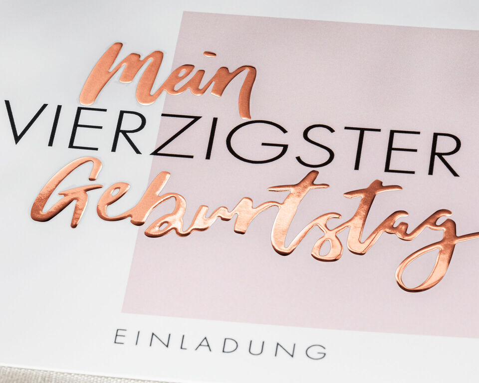 Einladungskarte zum vierzigsten Geburtstag mit ansprechendem Design und glänzenden, roségoldenen Schriftzügen.